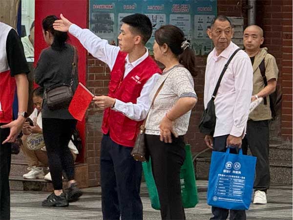 解答群众疑问。人保财险重庆分公司供图
