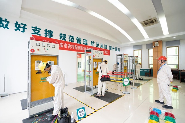 电力人员开展装表接线、故障研判等实操比试。国网重庆永川供电公司供图