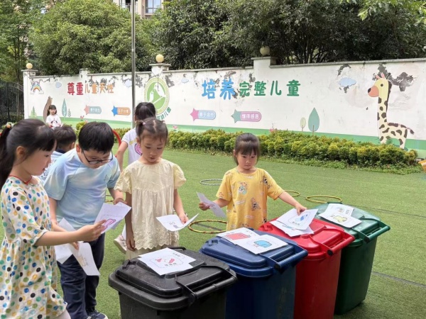 萌娃参与“垃圾分类小能手”趣味活动。向欢摄