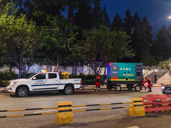 工作人员在考点路段部署应急排涝设施。宋顺丹摄