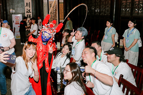港澳青年沉浸式感受巴渝传统文化的独特魅力。活动方供图