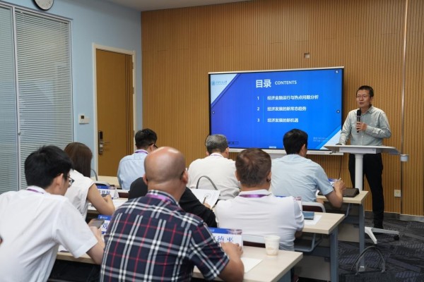 西安交通大学专家为研修学员作专题授课。重庆农商行供图