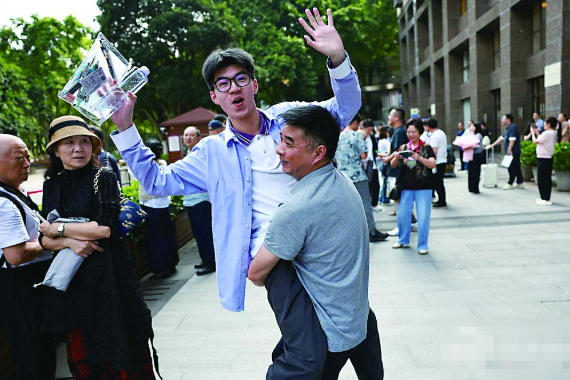 渝中区巴蜀中学考点,家长与考生拥抱。