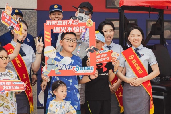 爱心翼站活动。重庆电信供图