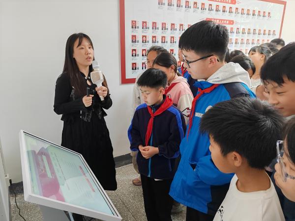 学生参观接龙镇全过程人民民主巴渝实践站功能室。接龙镇供图