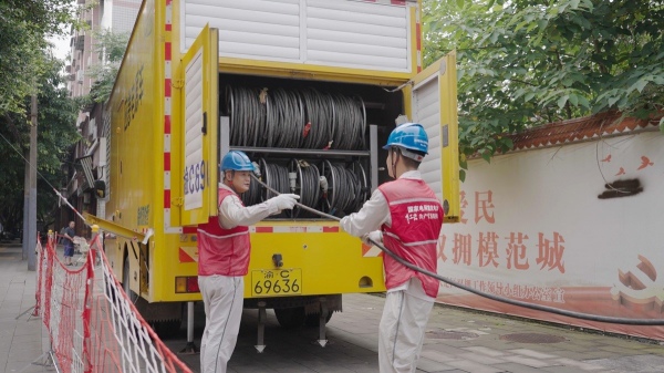 电力工人在高考考点布置应急发电车。国网重庆大足供电公司供图