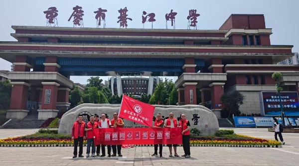 重庆綦江“滴滴爱心送考”车队。滴滴出行供图