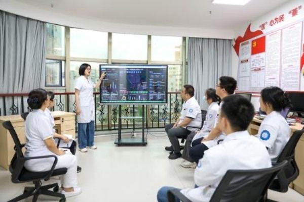 黄磊磊讲解“心电一张网”的结构。周媛媛摄