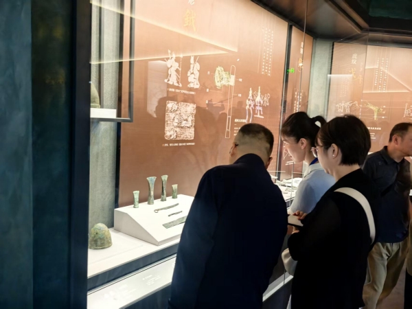 市民参观展览。徐雯瑄摄