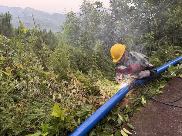 工人正在焊接管道。成蓉摄