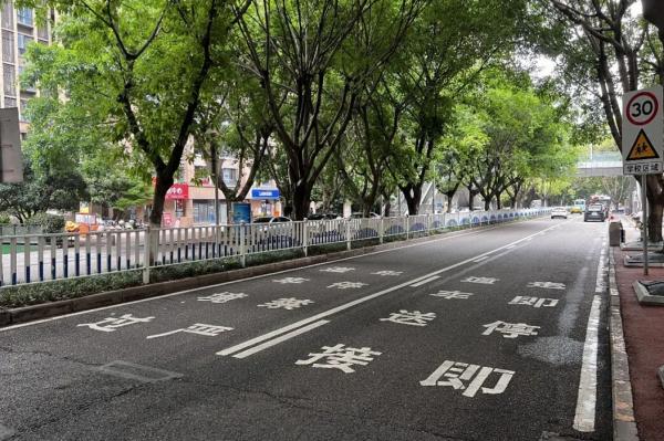 校园周边施划过境车道和接送车道，规范车辆。南岸区融媒体中心供图