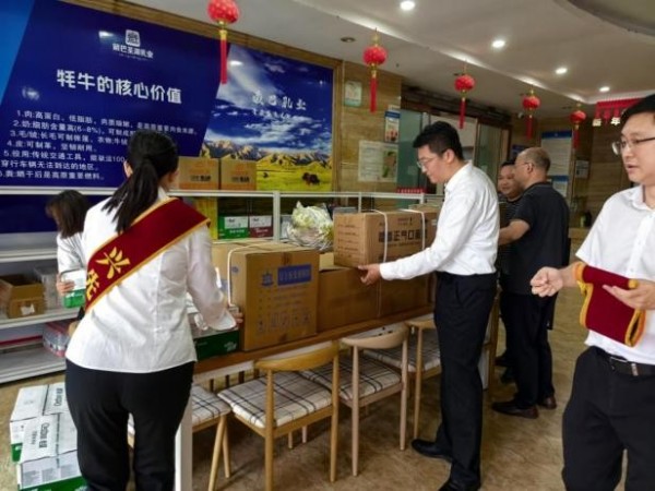 发放爱心物资。兴业银行重庆分行供图