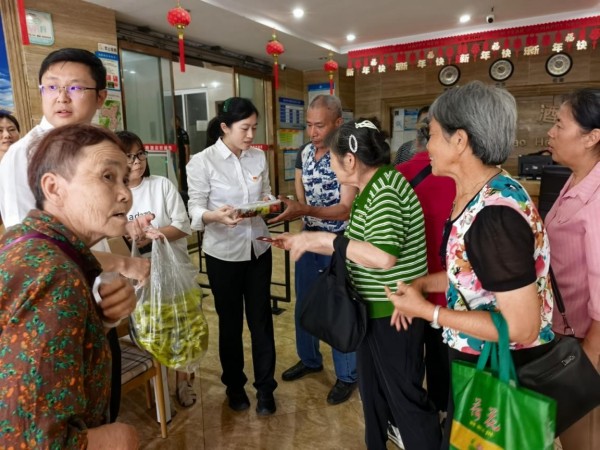 发放爱心物资。兴业银行重庆分行供图