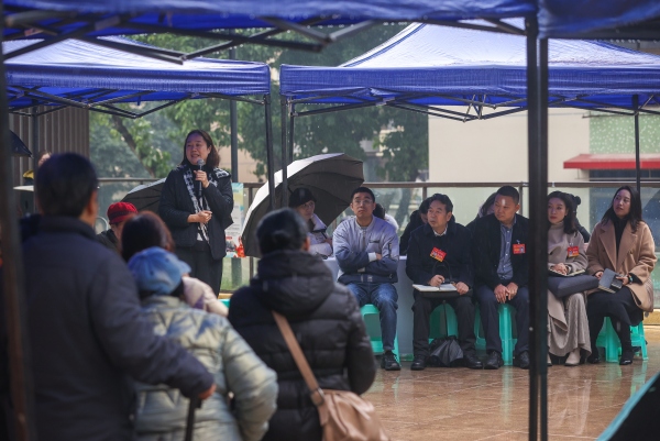 九龙坡区民主村，四方议事会现场，社区书记回答居民代表问题。尹诗语摄