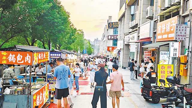 “渝超”涪陵主场比赛带动周边美食消费。(受访者供图)