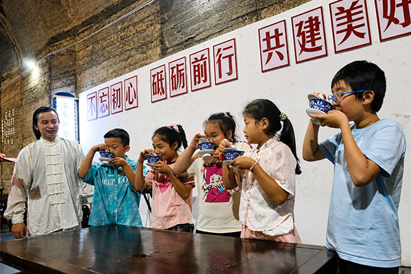 孩子们体验盖碗茶。唐文蕤摄