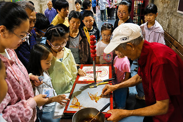 孩子们了解糖画。唐文蕤摄