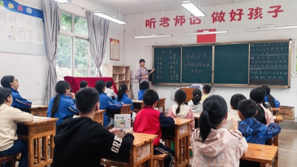 科普团队成员为学生们讲解“渝十味”中药相关知识。重庆市药植所供图