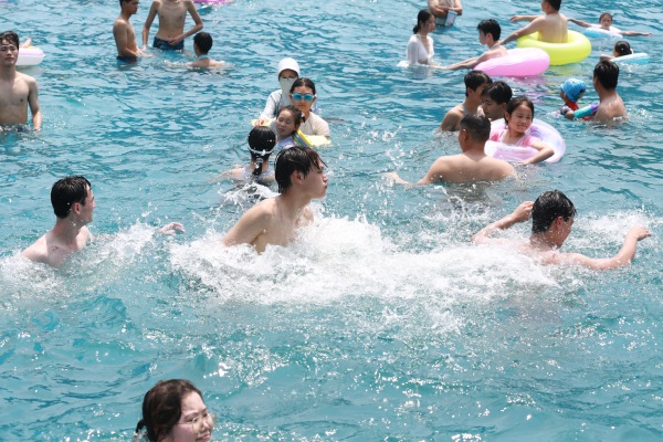 游客在水上乐园游玩。景区供图