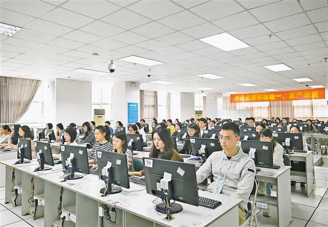 六月十三日，重庆市二〇二六年高考评卷现场，教师在进行评卷工作。首席记者 龙帆 摄\视觉重庆