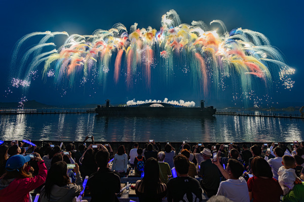 重庆天空剧院“焰遇重庆·仲夏花火夜”。主办方供图
