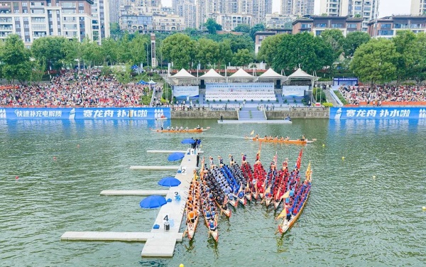 6月14日，龙腾三江·2026年合川龙舟盛会鸣锣开赛。合川区融媒体中心供图