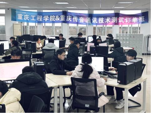 与传音共建智能手机设备测试基地。学校供图