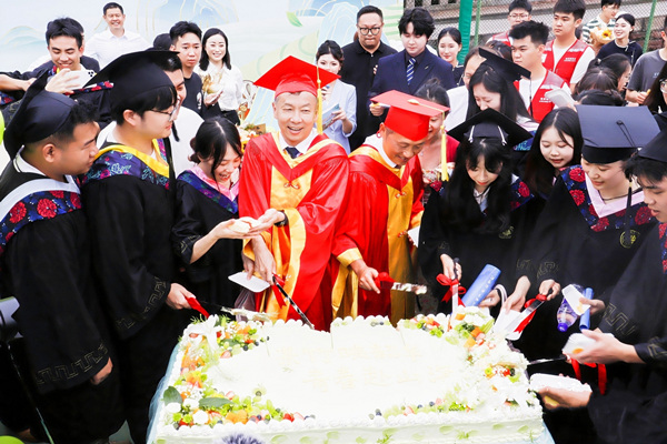 毕业美食汇。重庆城市科技学院供图