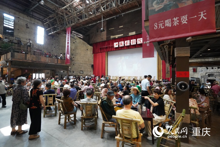 重庆两江新区江陵茶馆内“人气满满”。人民网记者 刘祎摄