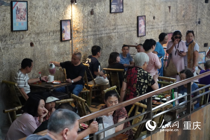 茶馆二楼，市民饮茶休憩。人民网记者 冯文彦摄