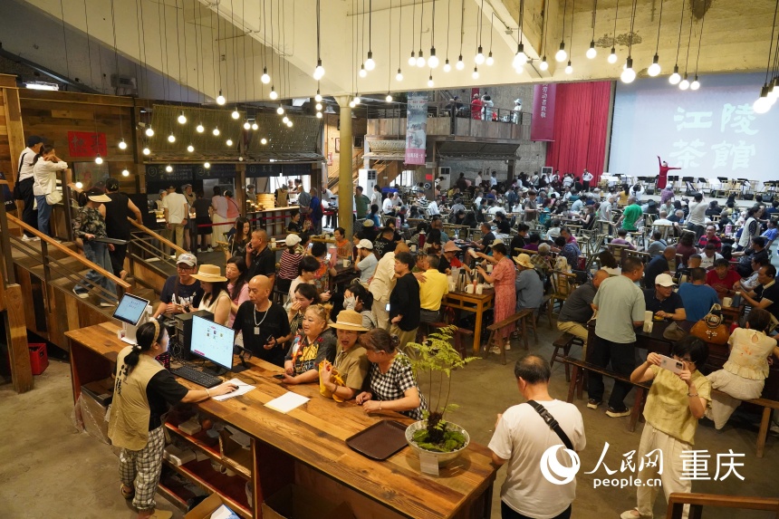 茶馆吧台，前来点茶、点餐的市民络绎不绝。人民网记者 冯文彦摄