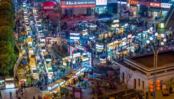 丰都县“车轮上的夜市”很热闹。丰都县融媒体中心供图