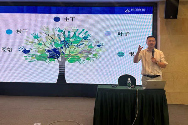 授课老师赵华东正在对项目的对外展示逻辑进行授课。两江新区人力资源和社会保障局供图