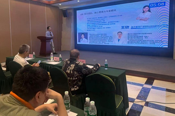 导师陈典锋正在对创业项目进行指导。两江新区人力资源和社会保障局供图