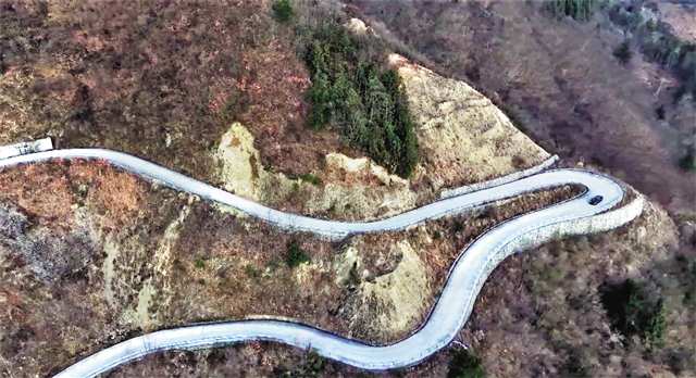 某品牌汽車在巫溪寧杠路上進行性能測試。通訊員 李培烈 攝/視覺重慶