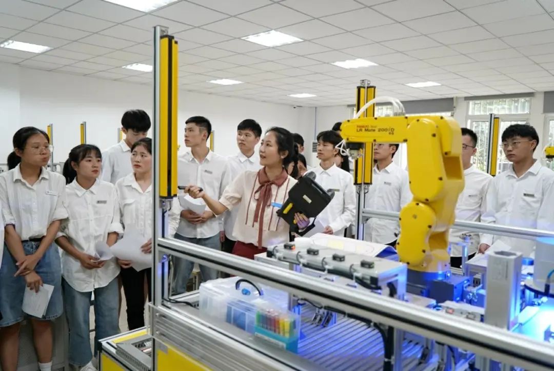 专任教师现场指导学生编程。学校供图
