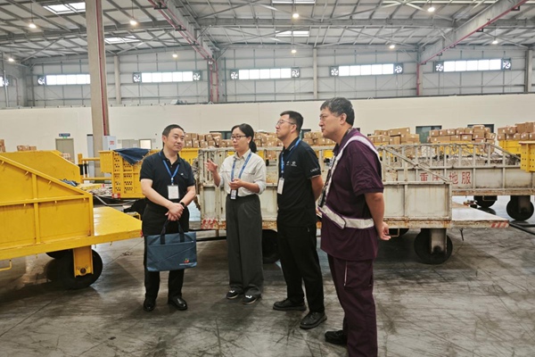 专家调研国际货站。重庆市人力社保局供图