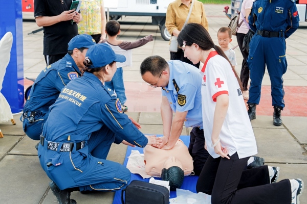 心肺复苏（CPR）技能实操。李豪摄