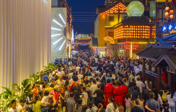 夏布小镇夜间旅游人气高涨。荣昌区委宣传部供图