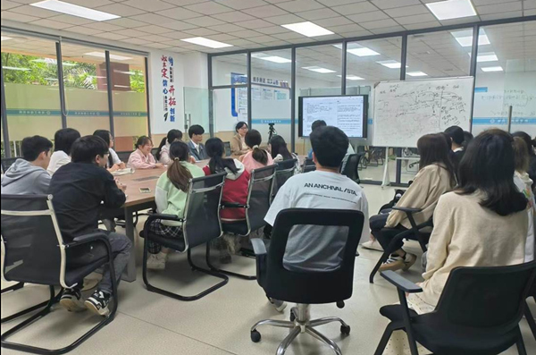软件工程研究所学生开展学习培训研讨。校方供图