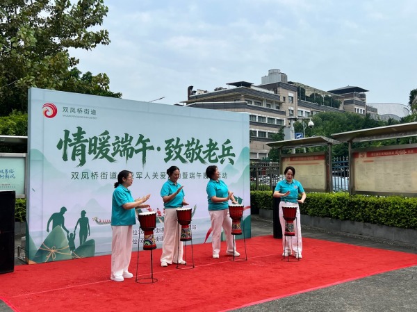 “情暖端午·致敬老兵”文艺表演现场。童瑶摄