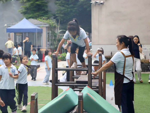 幼儿在攀爬架玩耍。大渡口幼儿园供图