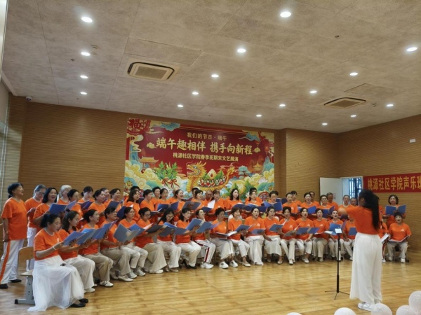 社区全员合唱《强军战歌》《灯火里的中国》。冯明兰摄