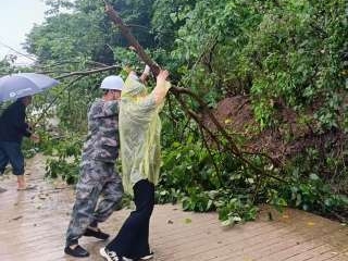 抢险现场。王显仪摄