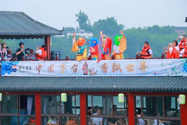 花船巡游。胥世鹏摄