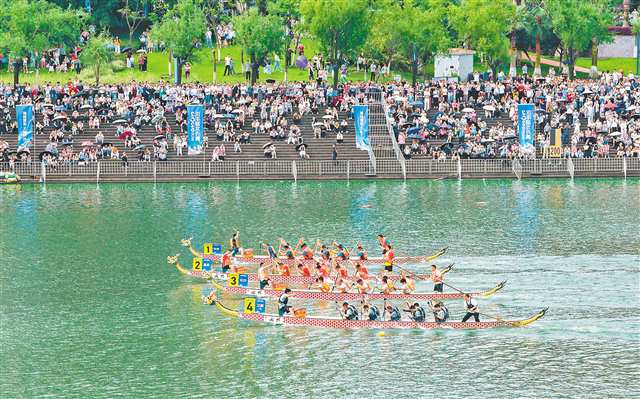 6月19日，開州區漢豐湖，龍舟隊奮楫爭先（無人機照片）。特約攝影 王曉宇/視覺重慶