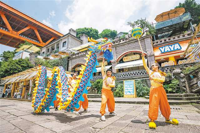 6月19日，南岸区龙门浩老街上演热闹的舞龙表演。特约摄影 郭旭/视觉重庆