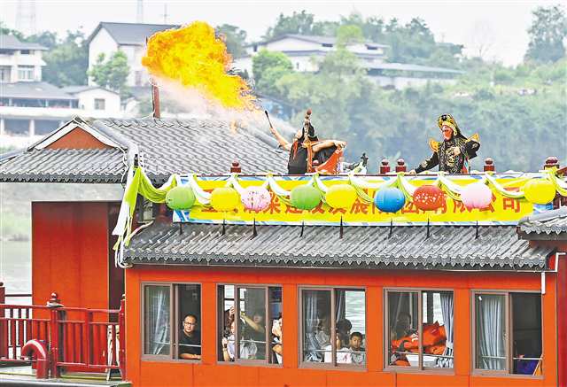 6月19日，铜梁区安居古城，非遗龙舟会启幕，花船巡游展演传统节目。记者 齐岚森 摄/视觉重庆