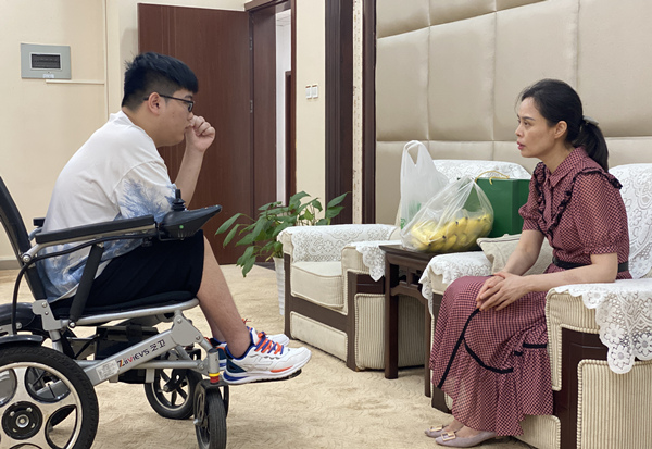 入学之初,学院领导详细了解欧涛情况。重庆理工大学供图