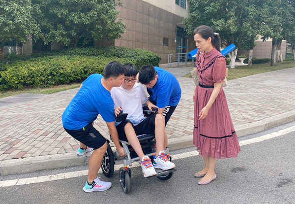 同学暖心陪伴。重庆理工大学供图